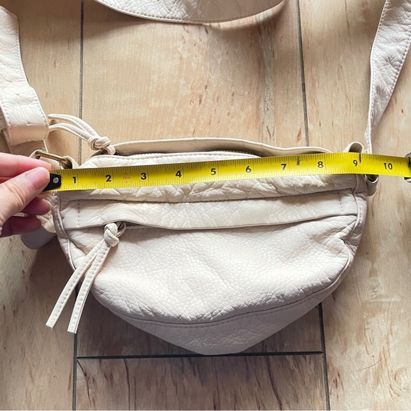 Small cream faux leather cross body bag - Picture 8 of 11